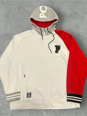 Polo Ralph Lauren Zip Hoodie - 📍Storlek:Xl  💪🏽Skick:Mycket bra   📐Mått:Längd:73cm:Bred:60:cm:  📎Material:41%Bomull:Polyester59%  📦Skickar alltid inom 24h  💸Köp fler plagg för att få billigare pris  ✅Äkthetsgaranti