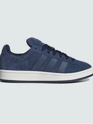 Blå Adidas Campus sneakers i mocka - Snygga blå Adidas Campus sneakers i mocka med klassiska tre ränder på sidan och vit sula. Skorna har lågt skaft och matchande blå skosnören. Perfekta för en avslappnad streetstyle-look och dessutom stockholmstil.