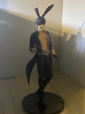 Kurose Riku 1/8 Scale Figur - Säljer en detaljerad 1/8 scale figur av Kurose Riku från Ten Count. Figuren har svarta kaninöron, lång svart rock, bar överkropp och svarta byxor. Den står på en rund svart bas och kommer i originalförpackning.