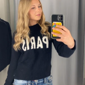 Mörkblå stickad tröja - Säljer min fina Paris- stickade tröja😔🥰 den är från hm och inte använde särskilt mycket eftersom jag ångrade storleksvalet när det var försent att lämna tillbaka den. Skriv vid frågor! 😁