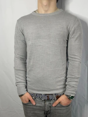 HELT NY || Merinoull stickad tröja - Riktigt bekväm merinoull stickad Primark tröja | Strl: S | Skick: 10/10 (fläckarna orsakas av ljuset!) | Modellen är 175, väger 80 | Nypris: ca 900kr | Hör av er vid frågor eller funderingar!