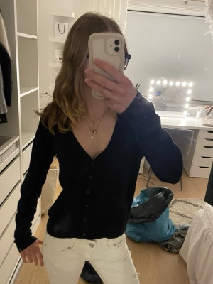 Marinblå kofta ifrån brandy Melville - Jättegullig marinblå kofta från Brandt melville