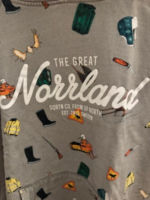 Grå hoodie The Great Norrland - Säljer min Norrlands hoodie i storlek xxs,men den är ganska stor i storleken så passar även som xs eller till och med s. Säljer pågrund av att den aldrig används längre,men den har inga hål eller liknande skador!! Priset kan diskuteras❣️