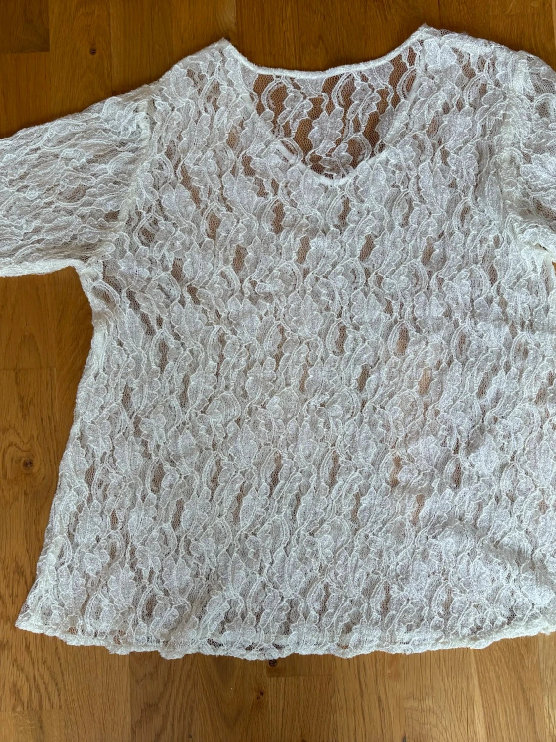 Vit spetsblus med v-ringning - 1