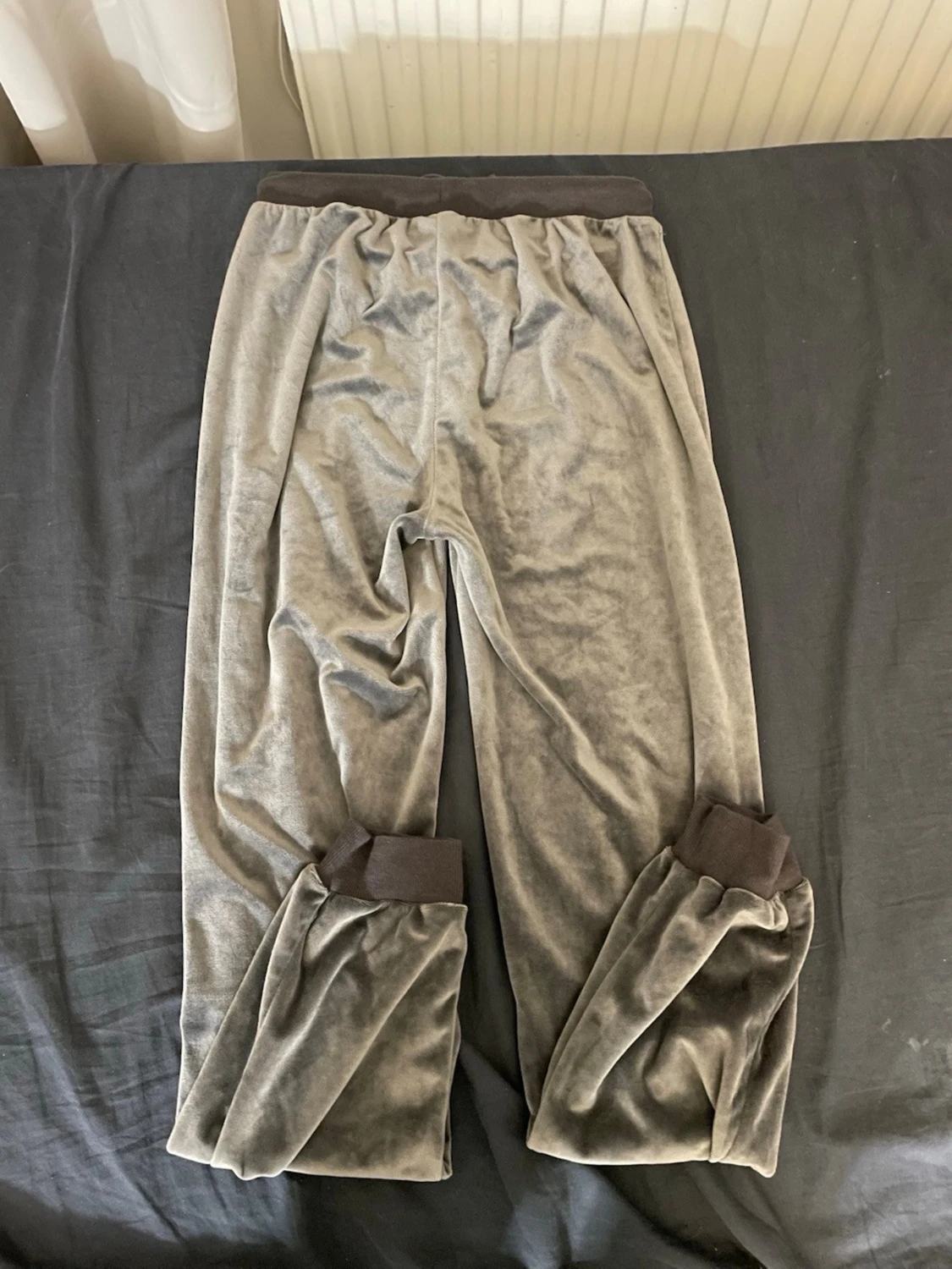 Grå velourmjukisbyxor med muddar - 1