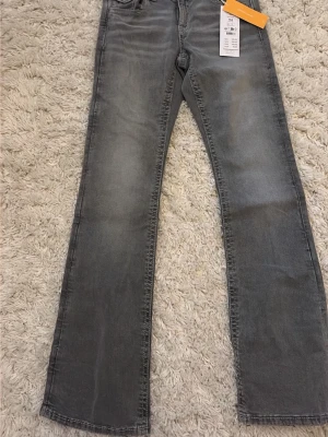 Grå bootcut jeans med detaljer säljes för bra pris och helt nytt skick! 🩷 - Snygga grå bootcut jeans från Gina Tricot Ordinarie pris 400 ☺️ STORLEK 164! 🩷 