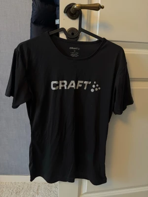 Tränings t-shirt  - Svart tränings T-shirt från märket ”craft”. Strl 40 men är mer som en strl 38 (M). I mycket bra skick, använd max 2 gånger 