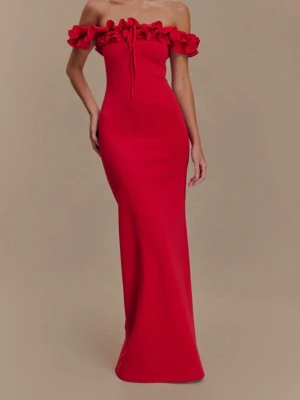 Röd offshoulder långklänning - Supersnygg röd långklänning med offshoulder och volangdetaljer upptill. Klänningen har en figurnära passform och knytning framtill vid bysten. Fick hem den förra veckan, aldrig använd och lapparna är kvar! 