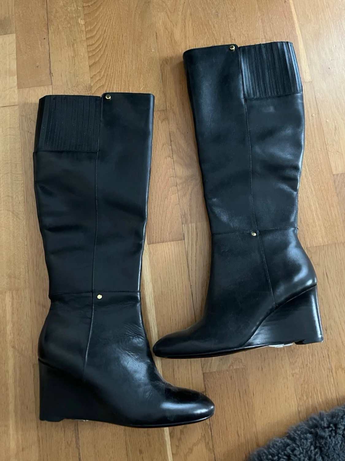 Svarta kilklackade stövlar 