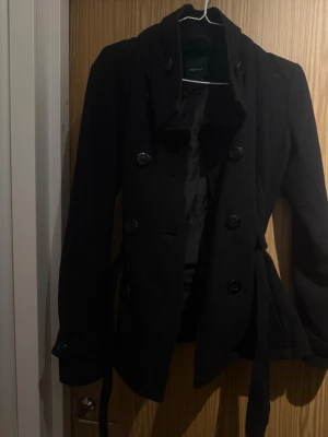 Figursydd trenchcoat  - Figursydd trenchcoat från Vero Moda  M men passar även väldigt bra S