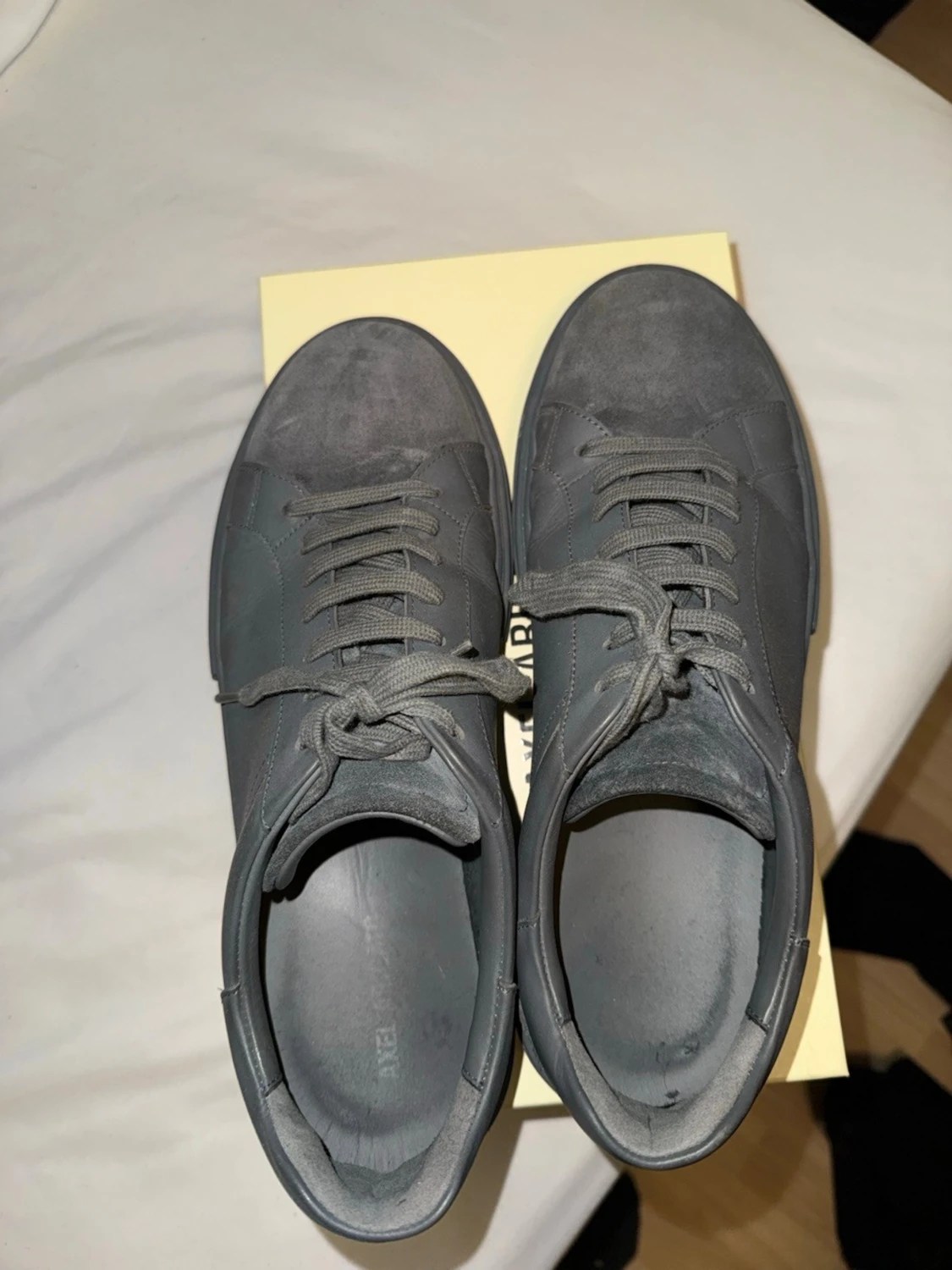 Gråa sneakers från Axel Arigato - 1