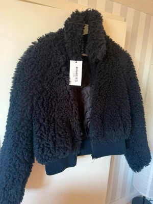 Svart teddyjacka från NA-KD - Mysig svart teddyjacka från NA-KD med fluffig struktur och hög krage. Jackan är oanvänd 