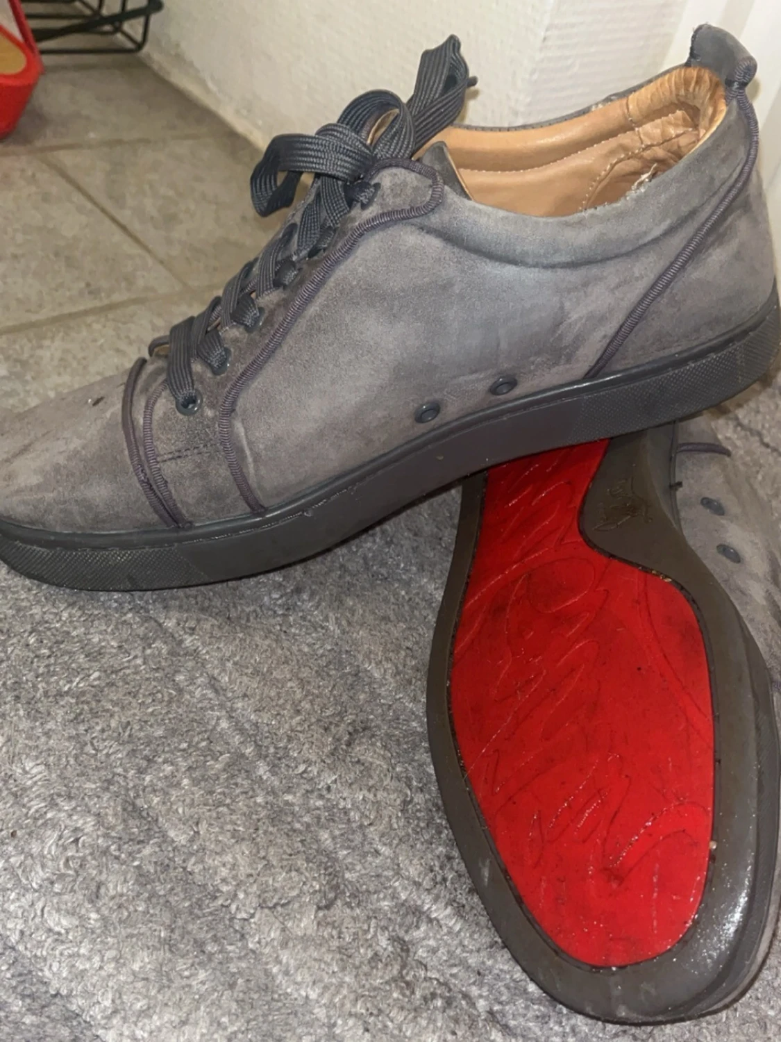 Gråa Louboutin sneakers med röd sula - 2