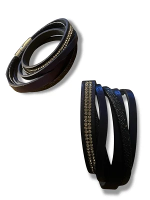 Marinblått wraparmband med strassdetaljer - Snyggt matinblått wraparmband i konstläder med glittrande strassdetaljer och metallicspänne. Armbandet har flera tunna band som ger en cool lager-på-lager-effekt och passar perfekt för att lyfta din outfit.