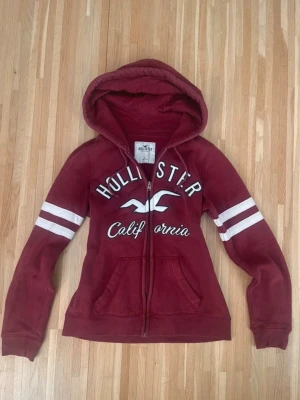 Hollister zip up vinröd - Endast använd några gånger!! Säljer för billigt då jag behöver pengar