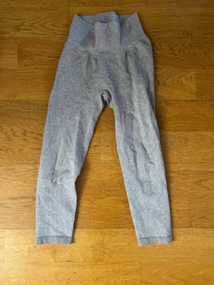 Beige ribbade leggings med hög midja - Supersköna Beige leggings med ribbad struktur och hög midja. Perfekta för en chill och avslappnad stil. Mjukt och stretchigt material som sitter bekvämt hela dagen. Passar till oversized tröjor eller hoodies.