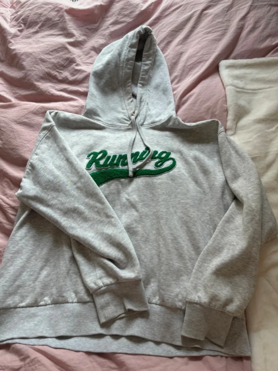 Grå hoodie