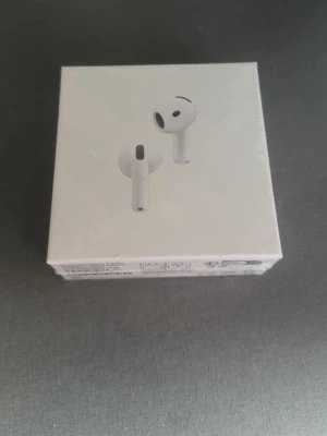 Apple AirPods 4 ANC trådlösa hörlurar - Säljer ett par vita Apple AirPods 4 med aktiv brusreducering (ANC). Snygg och stilren design i plast, levereras i originalförpackning. Perfekta för musik, samtal och vardagslyssning. Laddas smidigt i medföljande case.