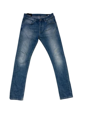 Blå raka jeans med slitningar - Snygga blå jeans med raka ben och diskreta slitningar på låren. Klassisk femficksmodell med knapp- och dragkedjegylf. Jeansen har en cool tvättad look och är tillverkade i denim, perfekt för en avslappnad stil. Hör av dig vid minsta funderingar och frågor!