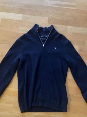 Gant Mörkblå stickad halvzip storlek M - Mörkblå stickad halfzip tröja från Gant ribbstickad. (M) använt 2-3 gånger