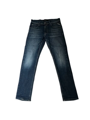 Mörkblå jeans från Replay - Snygga mörkblå jeans från Replay i modellen Wally's. Klassisk femficksdesign med raka ben och subtila slitningar framtill. Tillverkade i bomull med en skön passform, perfekta för en avslappnad och trendig look.