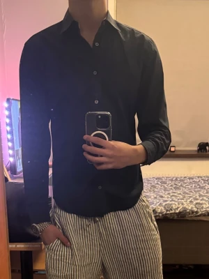 Burberry skjorta - Storlek S och näst intill perfekt skick utan defekter, mörkblå och stilren, säljer pga av att den har blivit för liten.