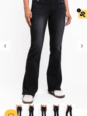 Svarta bootcut jeans från Madlady  - Snygga svarta bootcut jeans från Madlady. De är aldrig använda och prislappen finns kvar. Storlek 38 short, hör av er vid intresse💞