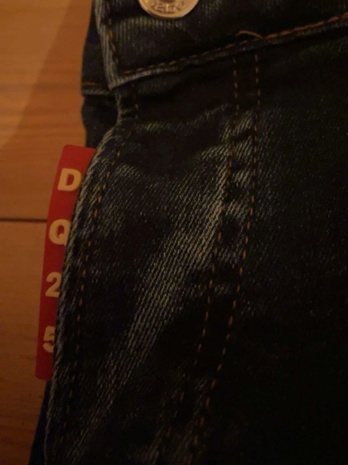Mörkblå slitna jeans med detaljer - 3