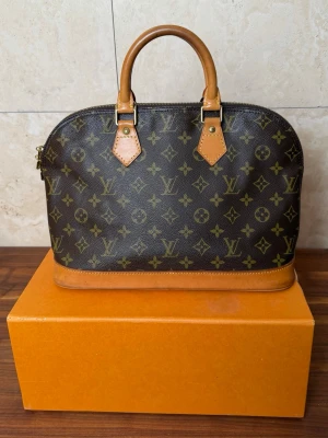 Louis Vuitton Alma  - Louis Vuitton Alma pm. Super fint vintage skick! Pris 5990kr finns att köpa på våran hemsida, Fashionels.com obs allt vi säljer är äkta och granskas noga innan försäljning av vårat team!