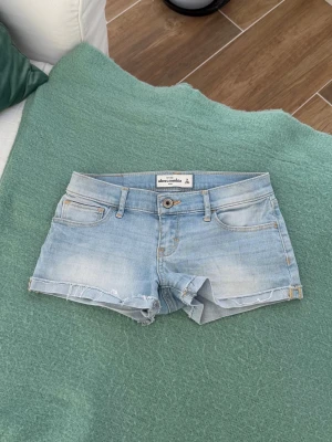 Abercrombie lågmidjade jeansshorts  - Storlek 14 barn ~ XXS. Rakt över midjemått: 33/34cm. Skickas inom 24h. Se liknande plagg i min profil! 