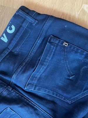 Dondup jeans george - Snygga mörkblå dondup jeans storlek 34 george modell