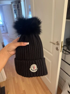 mössa - fin mössa, går att ta av fluffbollen