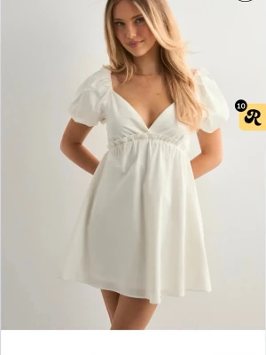 Klänning från Nelly - Helt ny klänning från Nelly i storlek S/36. Perfekt som studentklänning ☺️