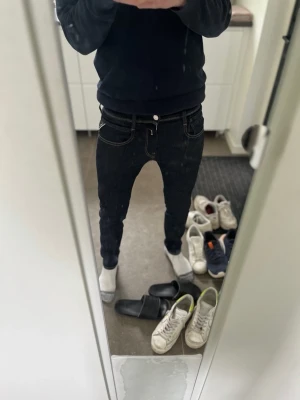 Replay Hyperflex svarta jeans - Snygga mörkblå Replay Hyperflex jeans. Skick 7/10  använt sparsamt. Hör av er vid frågor
