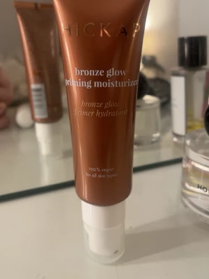 Hickap bronze glow priming moisturizer - Bronser, glow, primer och kräm i ett! Endast testat (en pump) Nypris 299kr