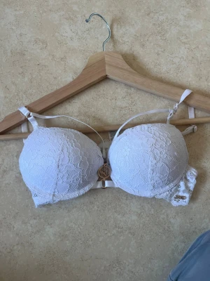Push up spets bh - Väldigt fin bh med fina detaljer. Har använts ca en gång för att den var för liten. Sitter jätte fint på och är perfekt till urringade toppar samt vanliga 