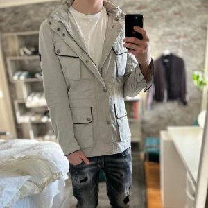 Hackett London field jacket - Mycket bra skick, inga defekter! Passar dig som är mellan 175-185cm ungefär. Nypris ca 3000kr. Modellen är 185 cm, 75kg. Passar bra nu till våren! Skriv för mer information!🤝