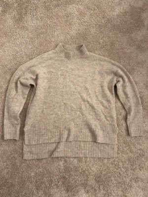 Stickad tröja  - Beige stickad tröja från vero moda, använd men inga hål💕