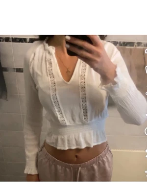 Vit blus - Jag säljer denna jättesnygga blusen eftersom den tyvärr är för liten. Storlek 32 men passar även 34. Mycket bra skick!