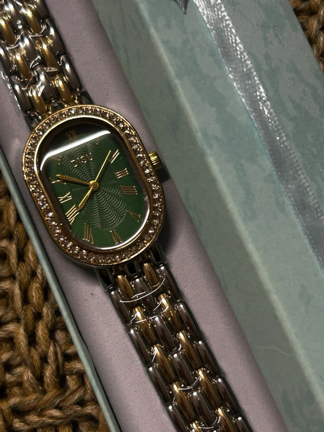 Elegant grön och guld klocka - 1