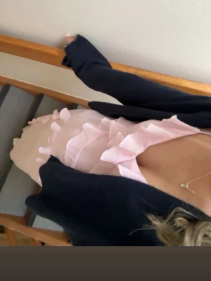 Ljusrosa volangklänning  - Supersöt ljusrosa klänning med volangdetaljer. Köpt på Vero Moda och i storlek XS🩷