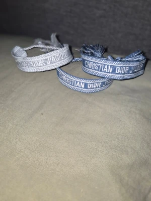 3st Dior armband - Säljer dessa 3 dior armband till ett bra pris då dem ej används. Dessa är perfekta nu inför sommaren👌