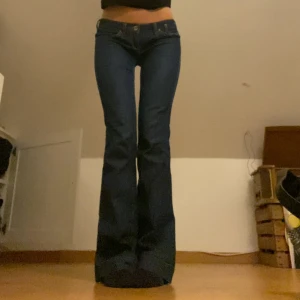 Lågmidjade bootcut jeans  - Jättesnygga lågmidjade bootcut jeans. Innebenslängd är 82 cm och midjemått är 39 rakt över. För referens är jag 172. Byxorna är sydda i grenen, längs benen och förkortade men det går att sprätta upp i benen samt återställa orginallängden ❤️❤️