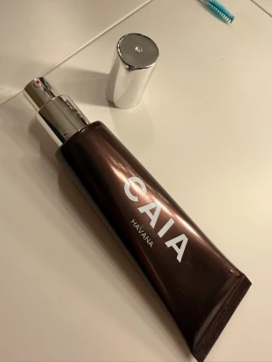 CAIA Havana flytande bronzer - Flytande bronzer från CAIA i nyansen Havana. Kommer i en mörkbrun tub med silvrig pump och lock. Perfekt för att ge ansiktet en solkysst look och enkel att applicera tack vare smidig förpackning. Passar dig som vill ha glow och definition. Säljer då denna färgen inte passade mig, enbart pumpat ut produkt på handen. nypris 345kr