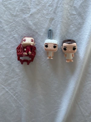 Tre figurer från stranger things, tre olika eleven - Säljer tre eleven figurer från stranger things, köpte för nån månad sen men som nya! De har bara stått på en fylla och är i exstremt bra skick☺️