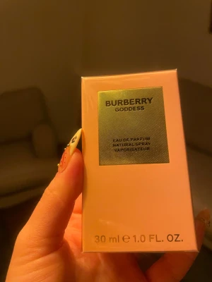 Burberry Goddess Eau de Parfum 30ml - Burberry Goddess Eau de Parfum i en snygg ljusrosa förpackning med guldfärgad etikett. Flaskan rymmer 30 ml och doften är vegan. Perfekt för dig som gillar exklusiva och moderna parfymer med en lyxig känsla.