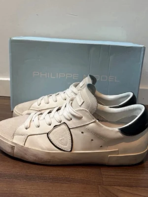 Philippe Model Prsx - Tja! Säljer ett par sjukt snygga Philippe Model sneakers med mocka tå och svart häl. Storlek 42, Modell Prsx. Skick 7.5/10. Hör av dig om du har någon fundering!