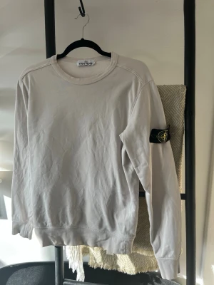 Crewneck Stone Island - Säljer nu denna crewneck från Stone Island. Den är i perfekt skick utan några som helst slitningar. Bara att skriva vid frågor eller funderingar. Mvh 