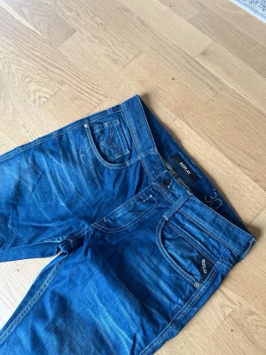 Blå Replay Jeans 30/32 - Feta mörkblå jeans ifrån Replay! Skick - Mycket bra✅ Storlek - W30 L32✅ Kontakta mig för frågor och eventuella prisförslag, priset går att diskutera!🤝