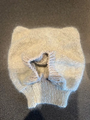 Blalaklava stickad som en söt björn. Omkret 44 cm. - Balaclava stickad som en björn med söta små öron. Björnen är stickad i varm merinoull (Mulesingfri) och mohair garn. Ca 44 cm omkrets, passar ett barn på ca 1 år. Bilden på den gråa balaclavan är ett kort på mönstret.